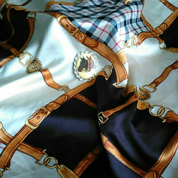 KATHY LEE SCARF & HORSE CAMEO - Picture 4 of 8